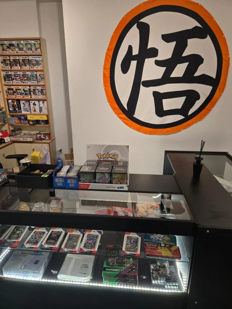 Comptoir du magasin Hachiko avec boosters et coffrets de cartes Pokémon Comptoir du magasin Hachiko avec boosters et coffrets de cartes Pokémon