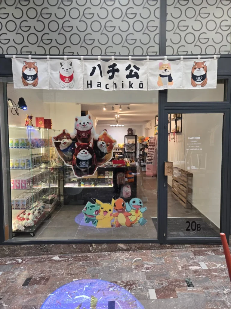 Devanture du magasin manga Hachiko, Galerie du Cinquantenaire 32 à Etterbeek Devanture du magasin manga Hachiko, Galerie du Cinquantenaire 32 à Etterbeek